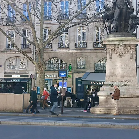 Homestay Gare Montparnasse 1mins,center, Bd St Germain, 5mins Eiffel Tour ,notre Dame Of ,quartier Latin,amusing Place Paris